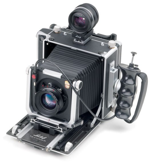 Die Master Technika von Linhof , eine Großformatkamera im Format 4x5 Zoll, ist eine zusammenklappbare Laufbodenkamera. Als Fachkamera bietet sie Verstellungmöglichkeiten zur Beeinflussung von Perspektive und Schärfenebene.