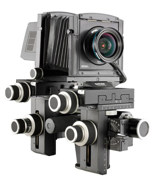 Die Sinar P 3 ist eine klassische Fachkamera mit Bild- und Objektivstandarte, mit Basisgelenken und einem Wechselbalgen auf einer optischen Bank.Optimiert für die digitale Aufnahmetechnik auf kleineren Sensorflächen im Vergleich zu den entsprechend grossen chemischen Filmen.