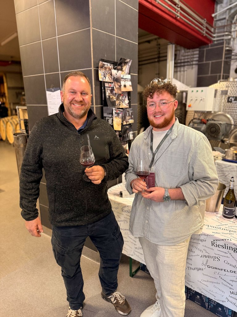 Felix Lüdenbach (rechts) beim Tag der offenen Weinkeller 2025 mit dem Winzer Heiko Schäfer im Weingut Burggarten in Heppingen