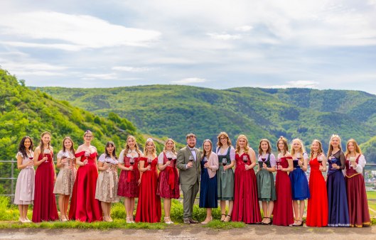 Felix Lüdenbach (Mitte) und Ahrweinprinzessin Katharina Bongart (rechts daneben) im Kreise sämtlicher Weinhoheiten von der Ahr der Saison 2025/2026